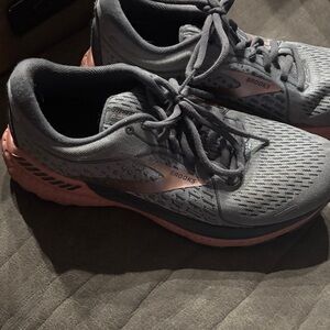 Brooks Women's Athletic Shoes in Gray and Pink